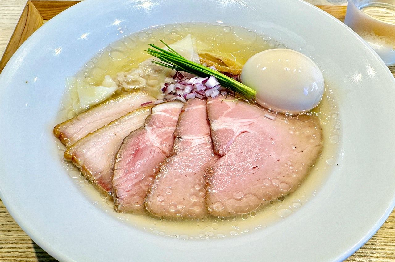 Ресторан Shinjiko Shijimi Chūkasoba Kohaku представляет тюкасоба токусэй (1700 йен) (© Yamakawa Daisuke)