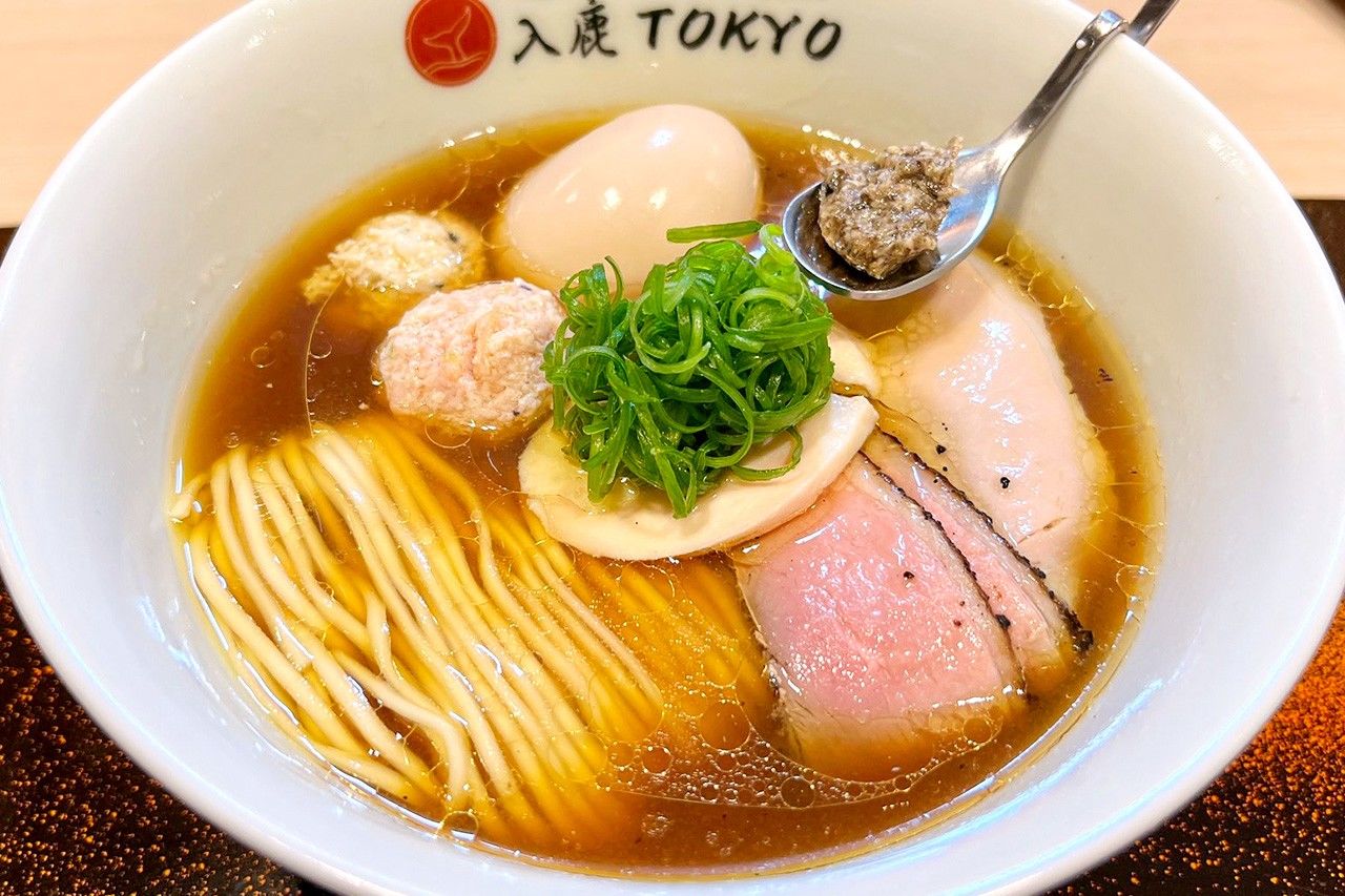 Рамэн «Кивами Порчини Сёю» (2000 йен) в ресторане Iruka Tokyo (© Yamakawa Daisuke)