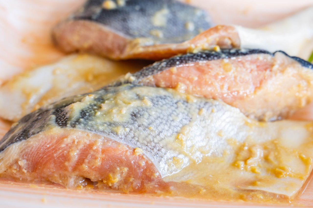 Рыба, маринованная в мисо, – ещё один способ приготовления, использующий достоинства приправ на основе кодзи (© Pixta)