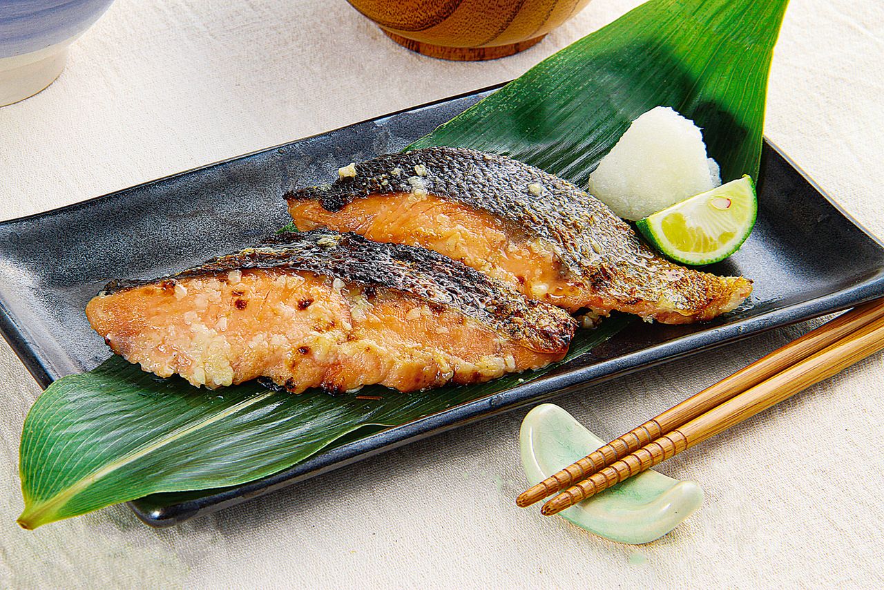 Рыба, маринованная в мисо перед запеканием на гриле, необыкновенно вкусна (© Pixta)