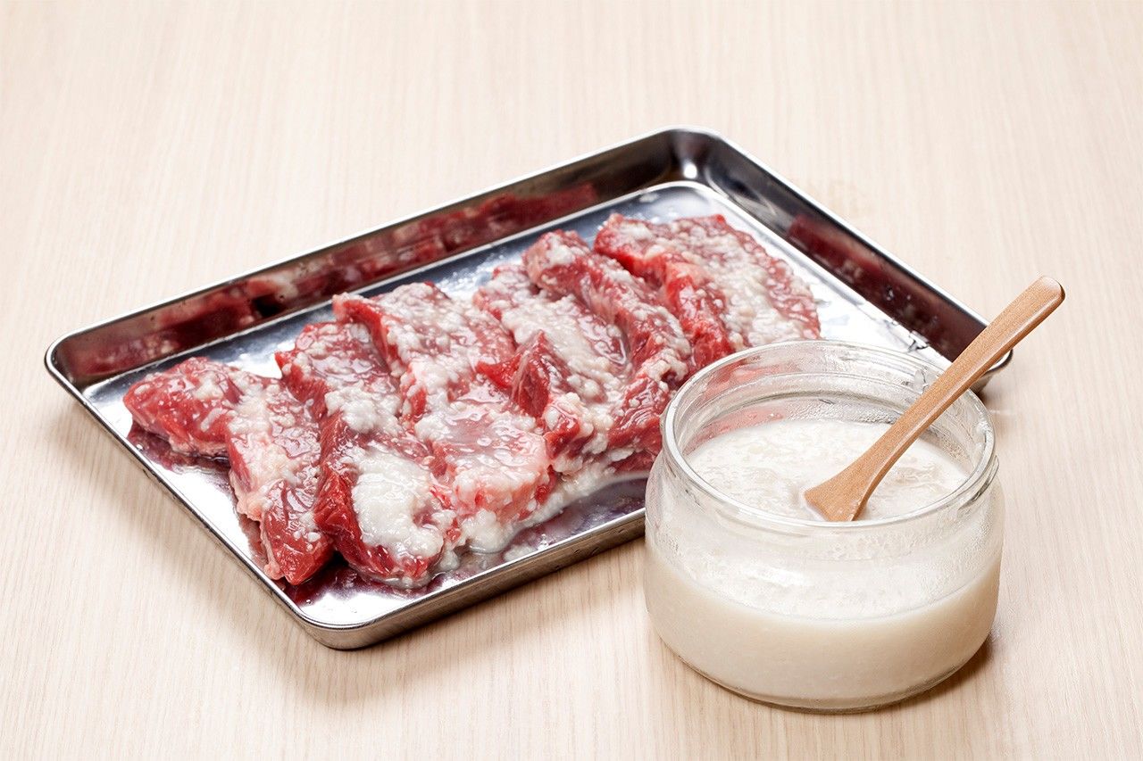 Рыба и мясо, приготовленные с использованием приправ на основе кодзи, становятся нежнее, а вкус умами усиливается (© Pixta)