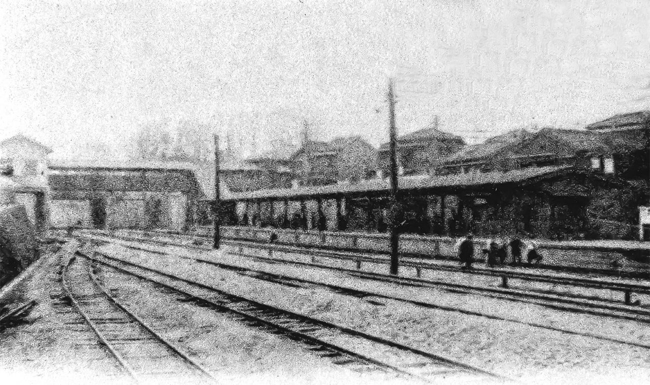 Платформа и пути станции Сугамо в 1925 году, через два года после Великого землетрясения Канто. Примерно в это время быстро росло население этого района (предоставлено Железнодорожным музеем)