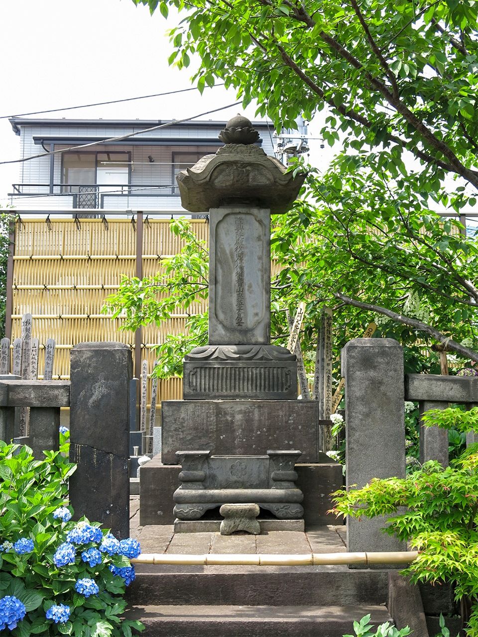 Могила в храме Сёриндзи, где похоронен Танума Окицугу (PIXTA)