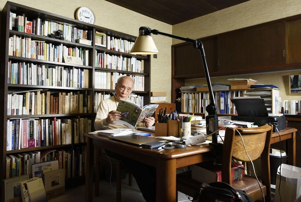 Таникава за рабочим столом, снимок 2020 года, Токио, район Сугинами («Кёдо цусин»)