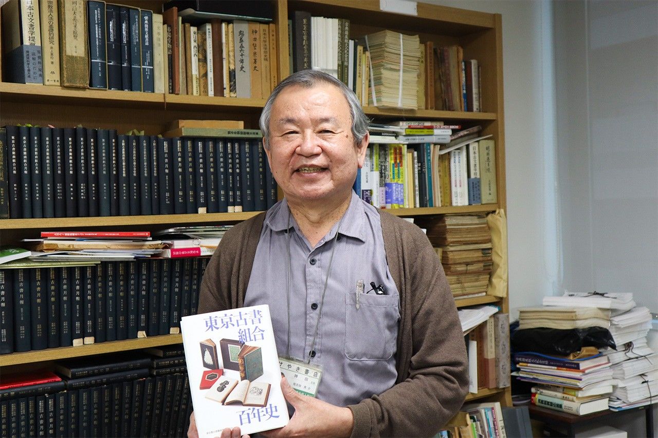 Сакота Рёсукэ в токийском «Косё кайкан», штаб-квартире местной ассоциации букинистов (© Nippon.com)