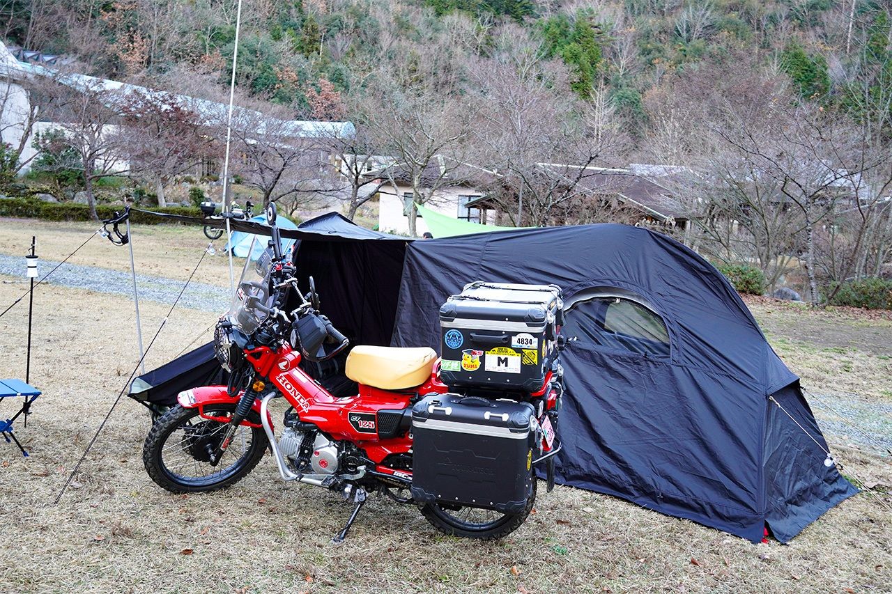 Модель-вариация CT125 «хантеркаб». Один из самых продаваемых в Японии мотоциклов с объемом двигателя 125 кубических сантиметров. У «хантеркаба» большой багажник, и многие пользуются такими мотоциклами для путешествий с палаткой. (Снимок сделан автором статьи)