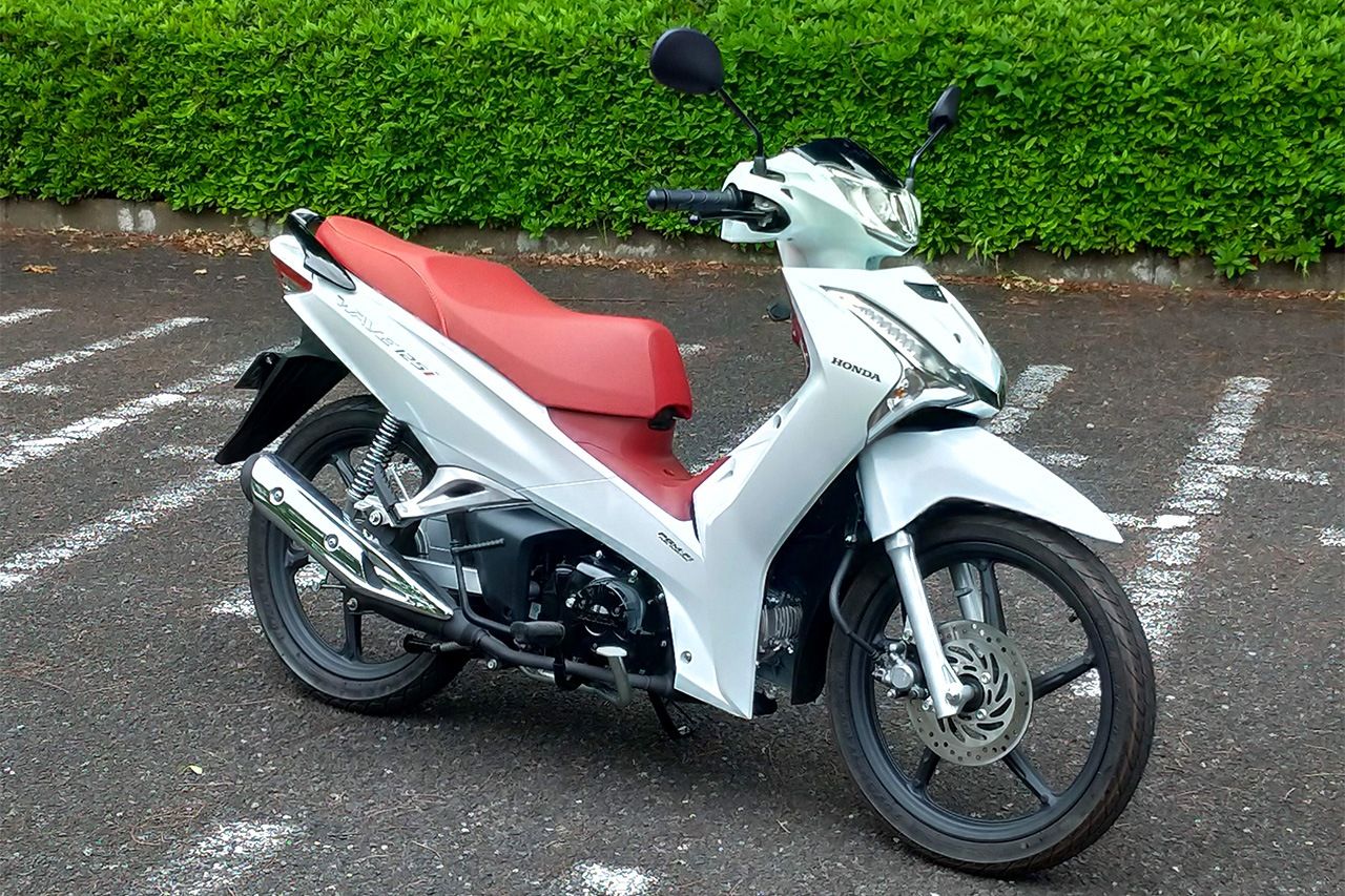 Модель WAVE110i AT поступила в продажу в Таиланде в 2010 году. Этот мотоцикл оснащен автоматической трансмиссией – такой же, какие используются в скутерах. Серия WAVE, появившаяся в этой стране в 1995 году, стала хитом продаж благодаря современному дизайну. (Снимок сделан автором статьи)