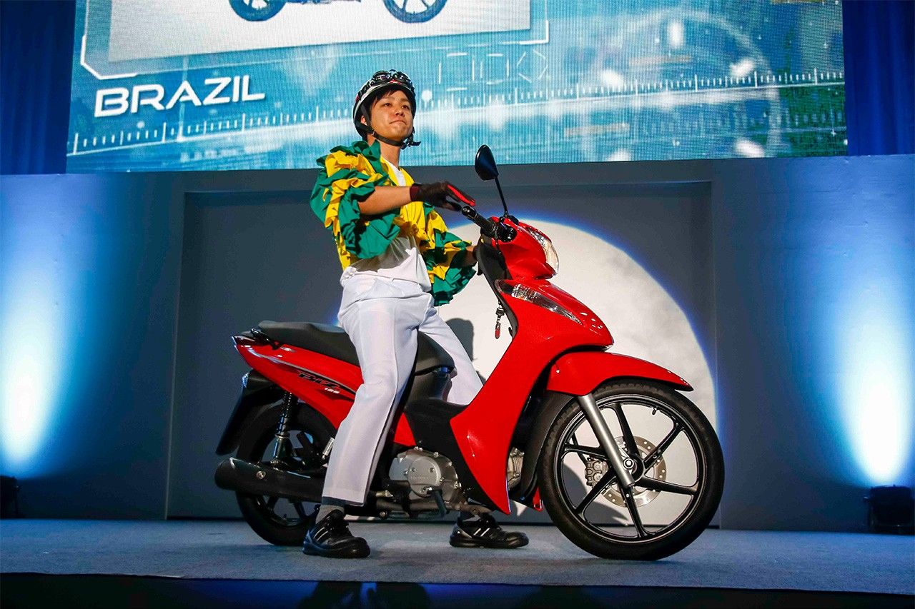 На церемонии в ознаменование выпуска по всему миру в общей сложности 100 миллионов «суперкабов» были представлены все разновидности, которые производятся в мире. На фото – бразильская модель Biz125. (Снимок предоставлен компанией Honda)