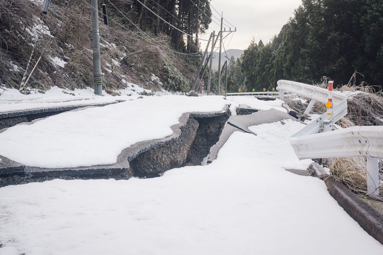 Разрушенные дороги: повсеместные трещины и провалы сделали автомобильное движение практически невозможным. Район Мондзэн города Вадзима, 11 января 2024 года (фото Ёсиоки Эйити)