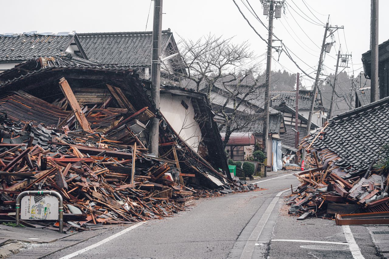 Тотальное разрушение района Сёин: рухнувшие здания блокируют улицы. Район Сёин города Судзу, 23 января 2024 года (фото Ёсиоки Эйити)