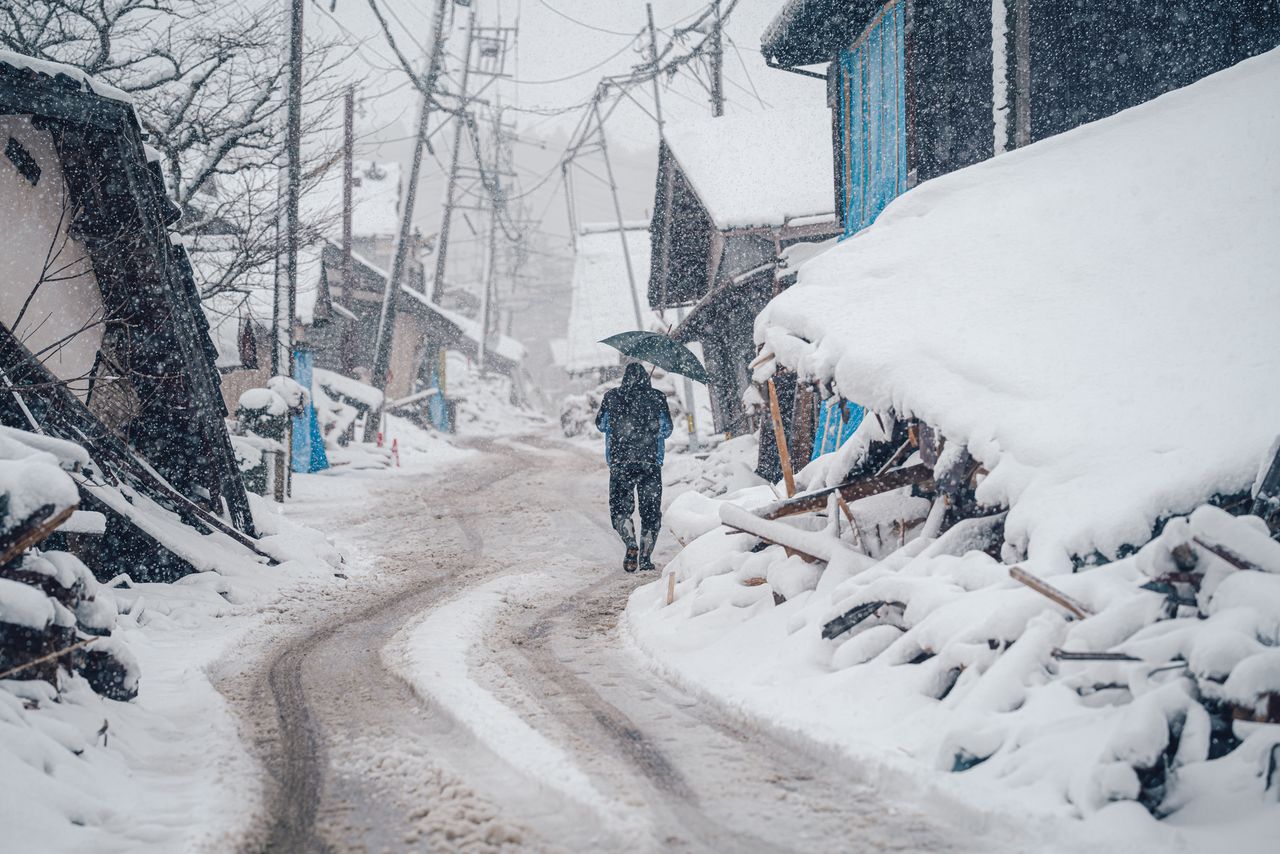 Снег покрывает руины домов: растёт беспокойство о том, выдержат ли повреждённые здания тяжесть предстоящих снегопадов. Район Сёин города Судзу, 24 января 2024 года (фото Ёсиоки Эйити)