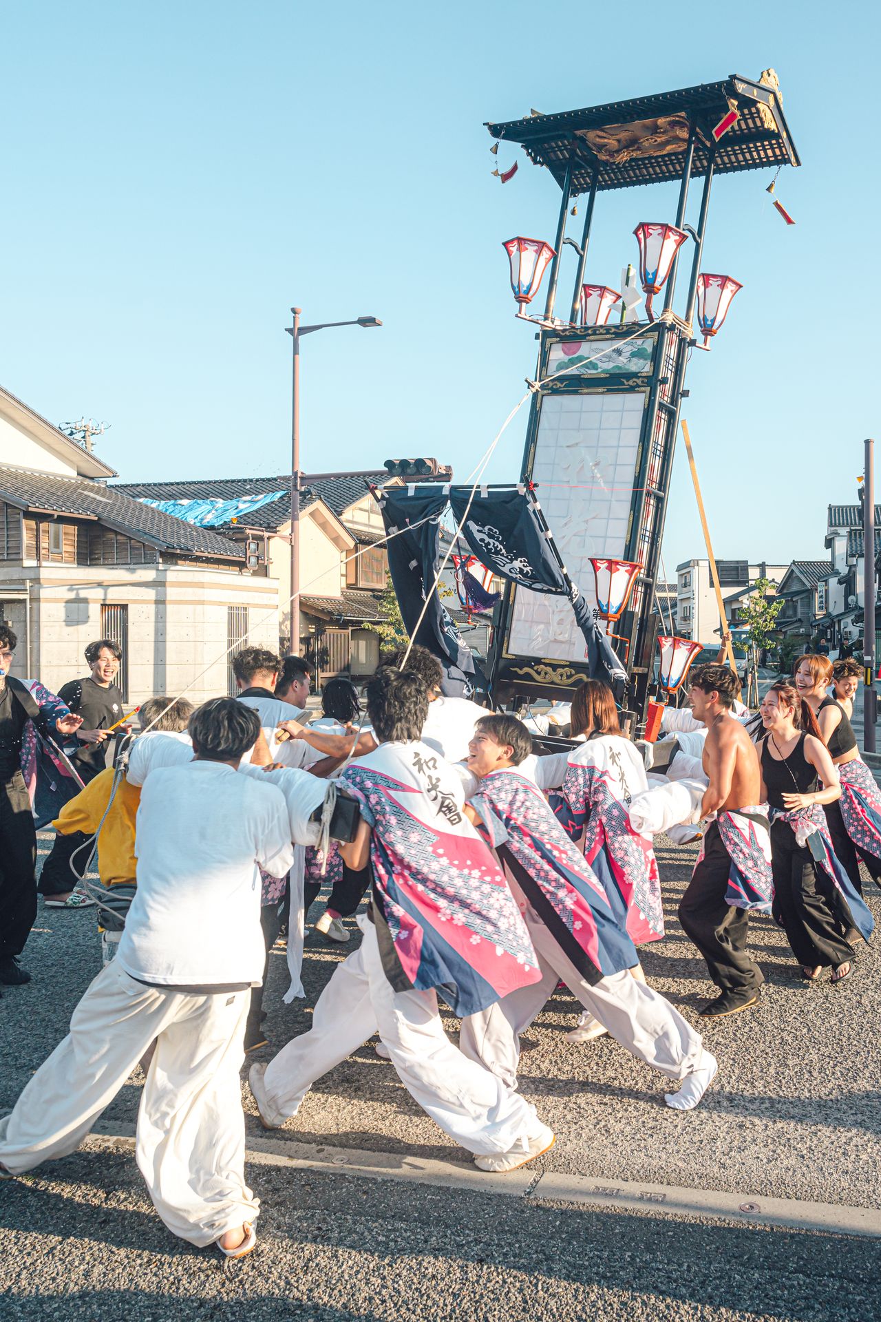 Летний праздник в святилище Дзюдзо города Вадзима был проведён в сокращённом виде. Празднество, в котором преимущественно участвовала молодёжь, было наполнено энергией, а процессия Кирико прошла по центральной части города Вадзима среди всё ещё стоящих разрушенных зданий. 23 августа 2024 года, район Каваи, город Вадзима (фото Ёсиоки Эйити)