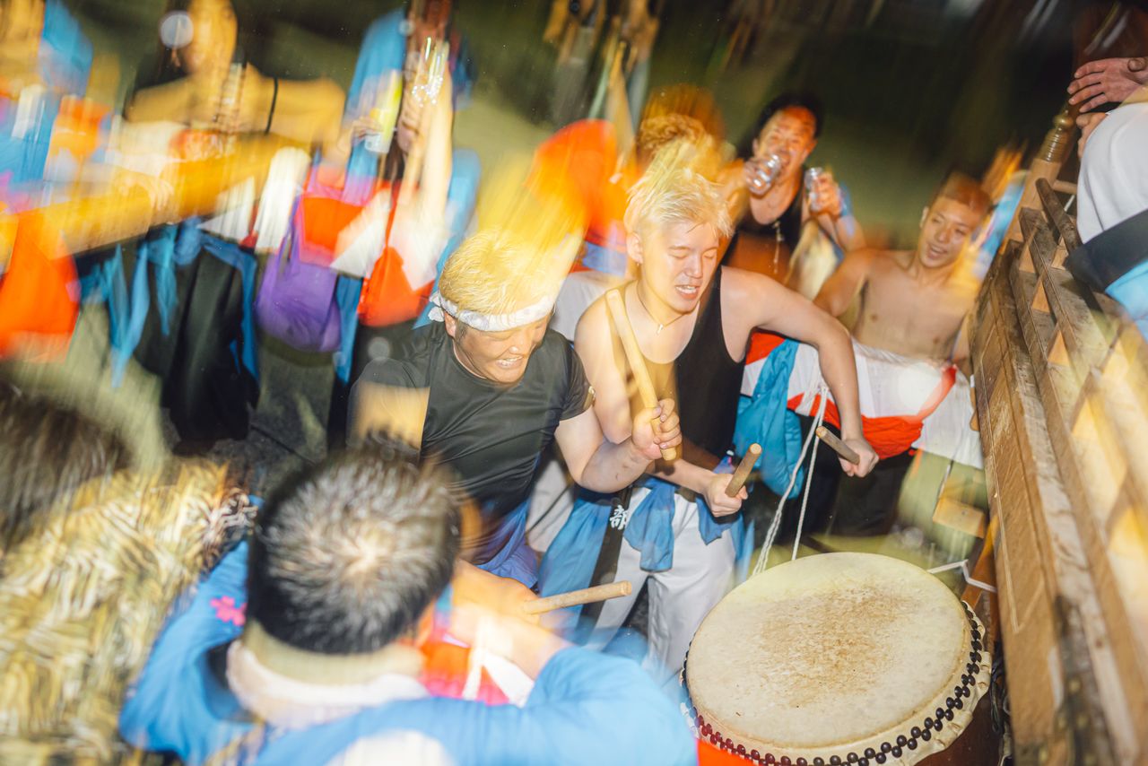 Во время съёмки я был переполнен эмоциями, поскольку даже не предполагал, что смогу увидеть праздник на полуострове Ното в год землетрясения. 23 августа 2024 года, район Каваи, город Вадзима (фото Ёсиоки Эйити)