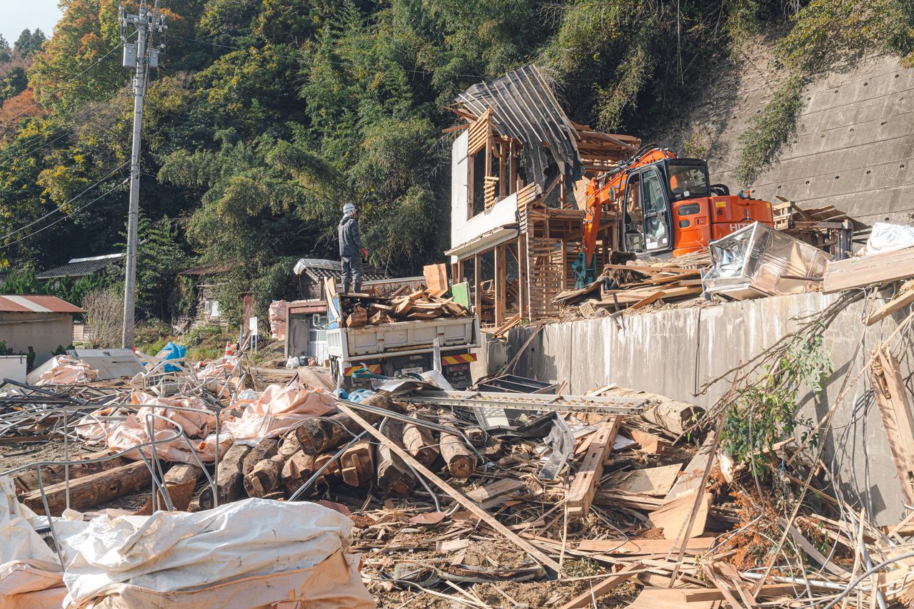 Многие добровольцы и специалисты по демонтажу прибыли в Ното, чтобы помочь в восстановительных работах. 27 ноября 2024 года, город Судзу, район Нороси (фото Ёсиоки Эйити)
