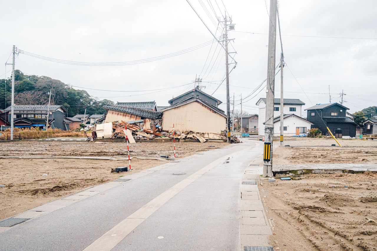 Город Судзу, сильно пострадавший от землетрясения на полуострове Ното, продолжает восстанавливаться. Из примерно 7000 повреждённых или разрушенных зданий, подлежащих сносу, к концу ноября было демонтировано 48%. В посёлках появляется всё больше пустующих участков. 11 декабря 2024 года, город Судзу, район Такосима (фото Ёсиоки Эйити)