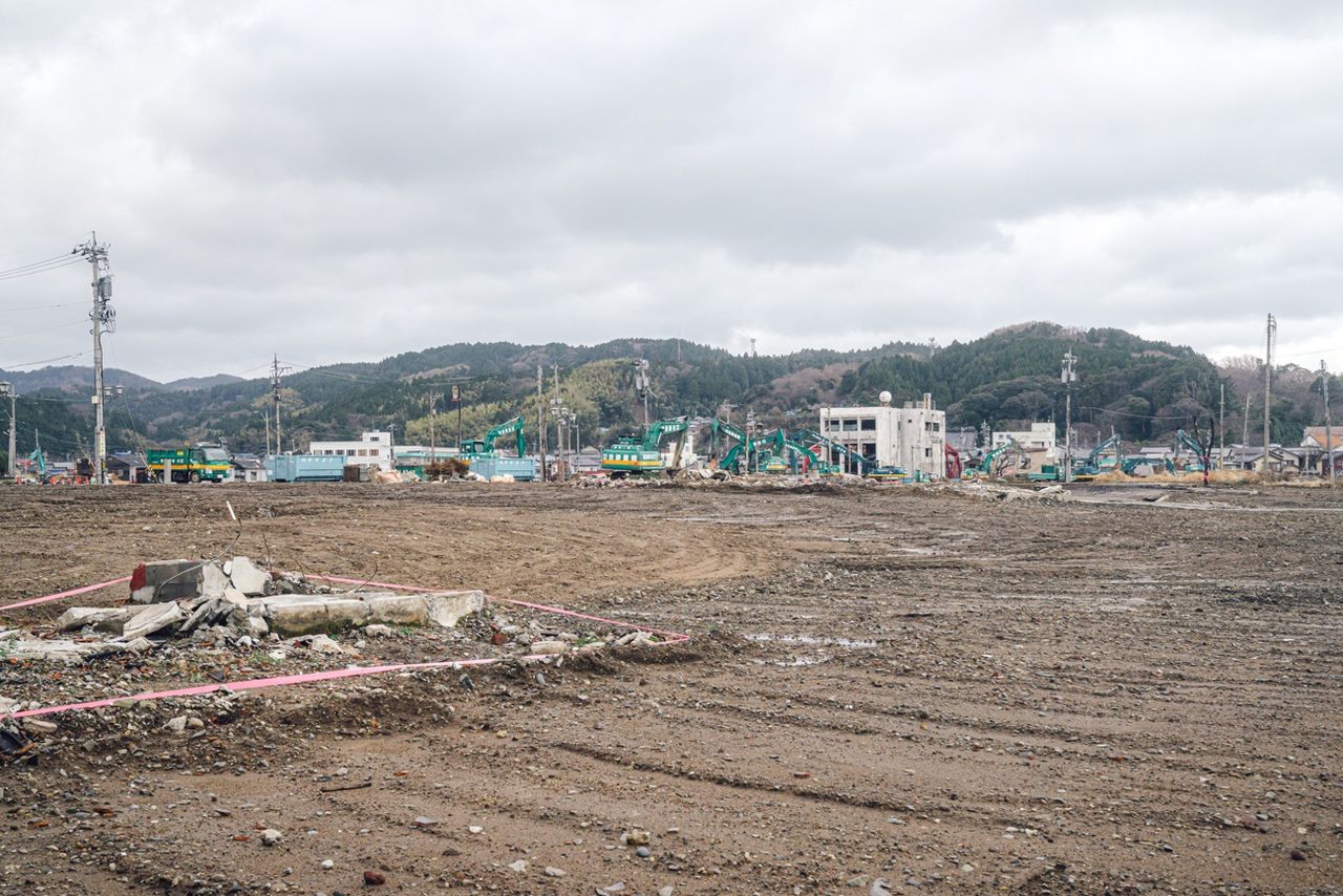 Работы продолжаются, и демонтаж зданий в районе утреннего рынка города Вадзима, по прогнозам, будет завершён к концу марта 2024 года. 18 декабря 2024 года, город Вадзима, район Каваи (фото Ёсиоки Эйити)