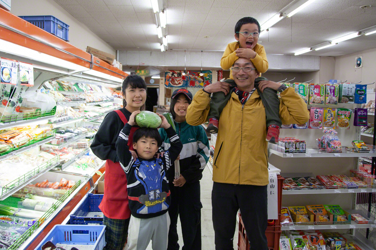 Семья Такада. Жена Мики руководит магазином и передвижной торговлей (фото Ониси Наруаки)