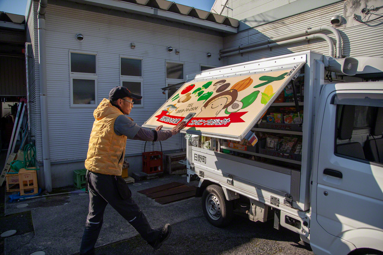 Такада загружает товар в лёгкий грузовик, украшенный изображением местного продукта &ndash; грибов сиитакэ, и отправляется в путь (фото Ониси Наруаки)