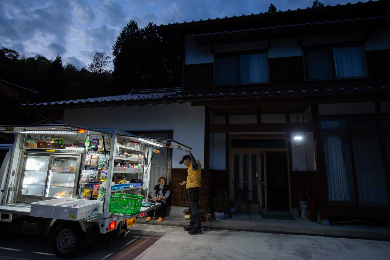 Женщина спрашивает, есть ли пищевой уксус в большой бутылке. &laquo;Обязательно привезу в следующий раз&raquo;, &ndash; отвечает Такада, записывая заказ клиента (фото Ониси Наруаки)