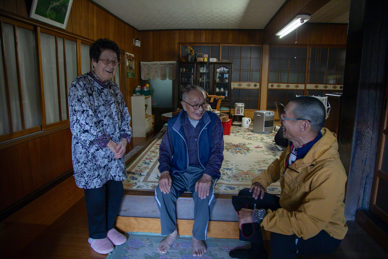 Супруги Нумата &ndash; давние клиенты Такады. Им уже исполнилось по 90 лет, поэтому они охвачены программой присмотра (фото Ониси Наруаки)