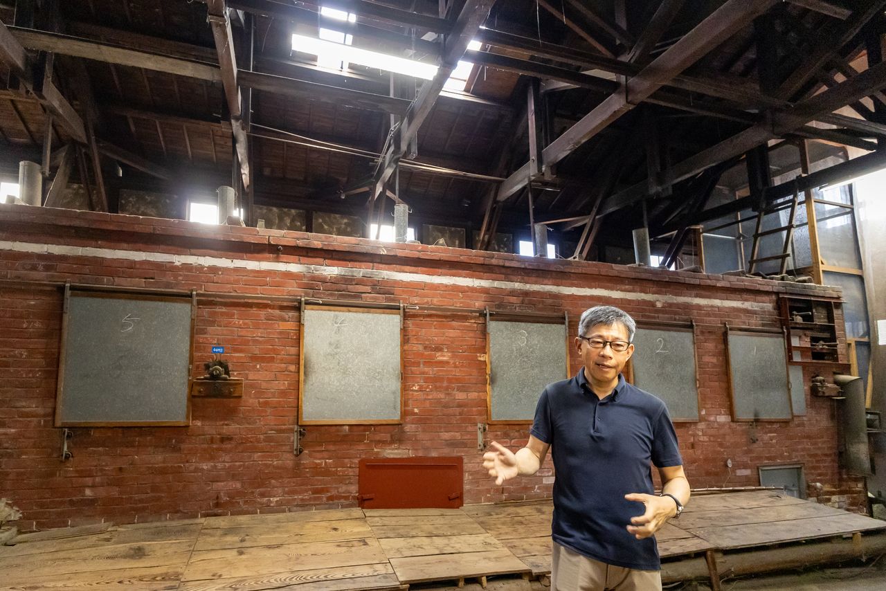 Владелец чайной фабрики «Фукубун» Фукуи Кэйити рассказывает об унаследованной от предков методике производства чая, позволяющей подчеркнуть умами (фото Фудзивара Томоюки)