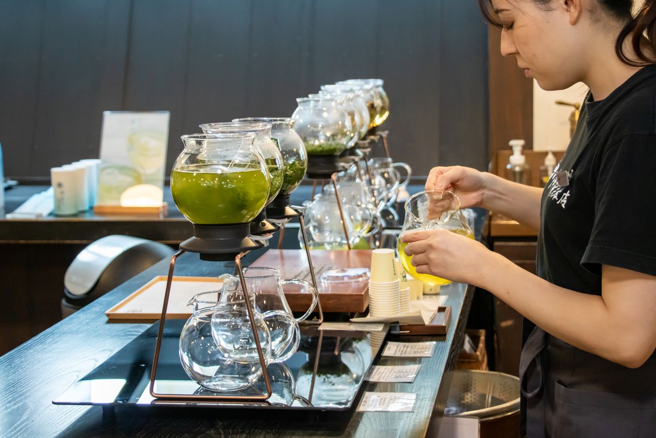 Зал для дегустации сезонных сортов и популярных сортов чая в главном магазине «Накамура Токити». Здесь можно приобрести чай после дегустации, сравнив цвет, аромат и вкус нескольких сортов (фото Фудзивара Томоюки)