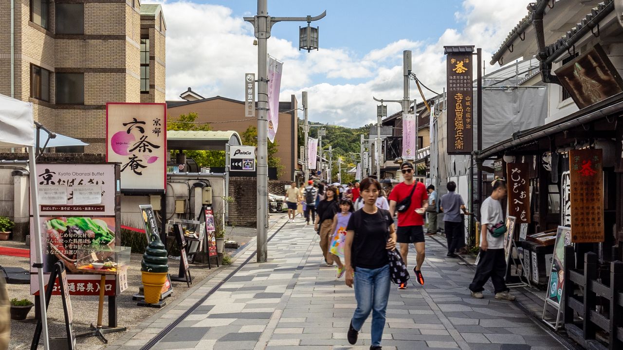 По обе стороны улицы, ведущей к храму Бёдоин, расположены магазины с чаем и сладостями (фото Фудзивара Томоюки)