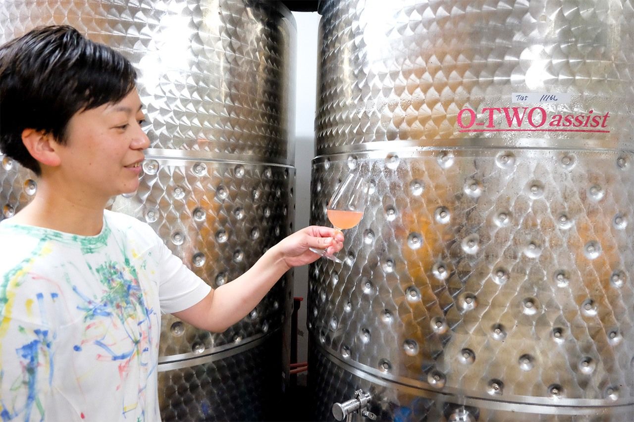 Мията Такако проверяет процесс брожения в винодельне Fukagawa Winery Tokyo (© Косуги Сатоко)