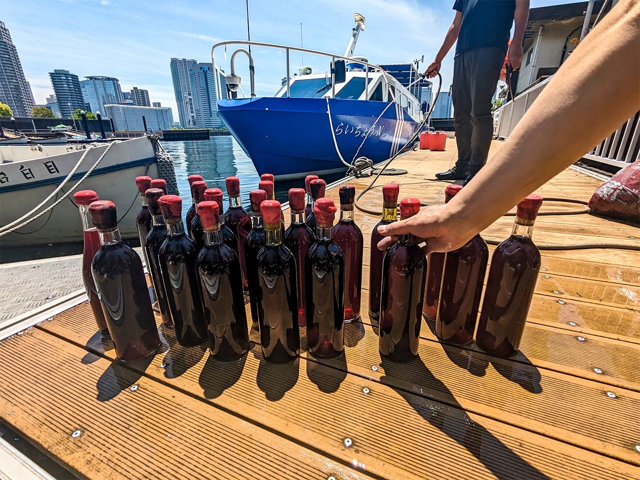 Вино, выдержанное в море, поднятое из участка залива, закрепленного за Токийским университетом морских наук и технологий (предоставлено винодельней Fukagawa Winery Tokyo)