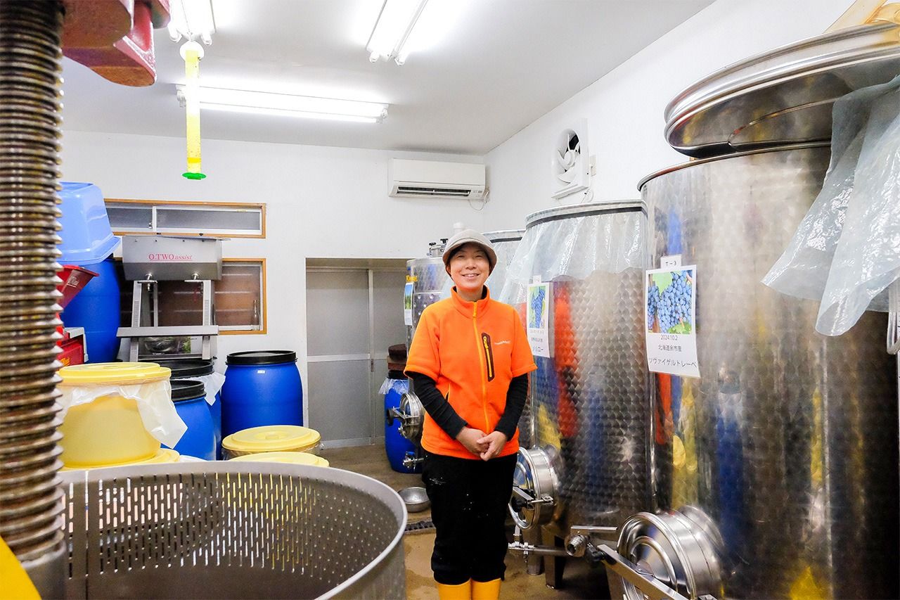 Этигоя Мива с улыбкой демонстрирует пять работающих ферментационных резервуаров Tokyo Winery (© Косуги Сатоко)