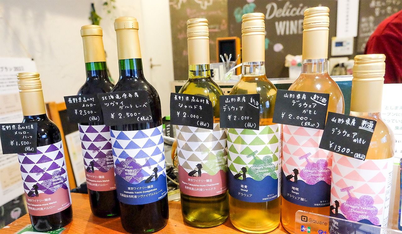 На полках Tokyo Winery можно увидеть вина, изготовленные из винограда, выращенного в Японии. Некоторые из них также можно забрать с собой в собственной посуде (© Косуги Сатоко)