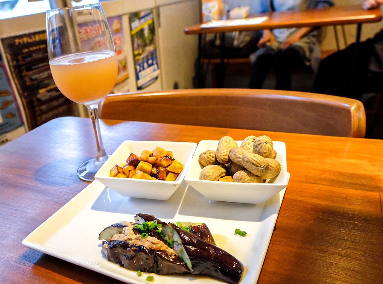 Ресторан «Токийская винодельня» подаёт свои вина в сочетании с блюдами из овощей, выращенных в Нэриме (© Косуги Сатоко)