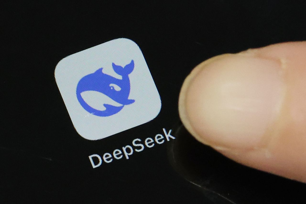 Иконка программы-приложения, созданного китайской компанией DeepSeek – разработчиком генеративного искусственного интеллекта, январь 2025 г. (© Jiji Press)