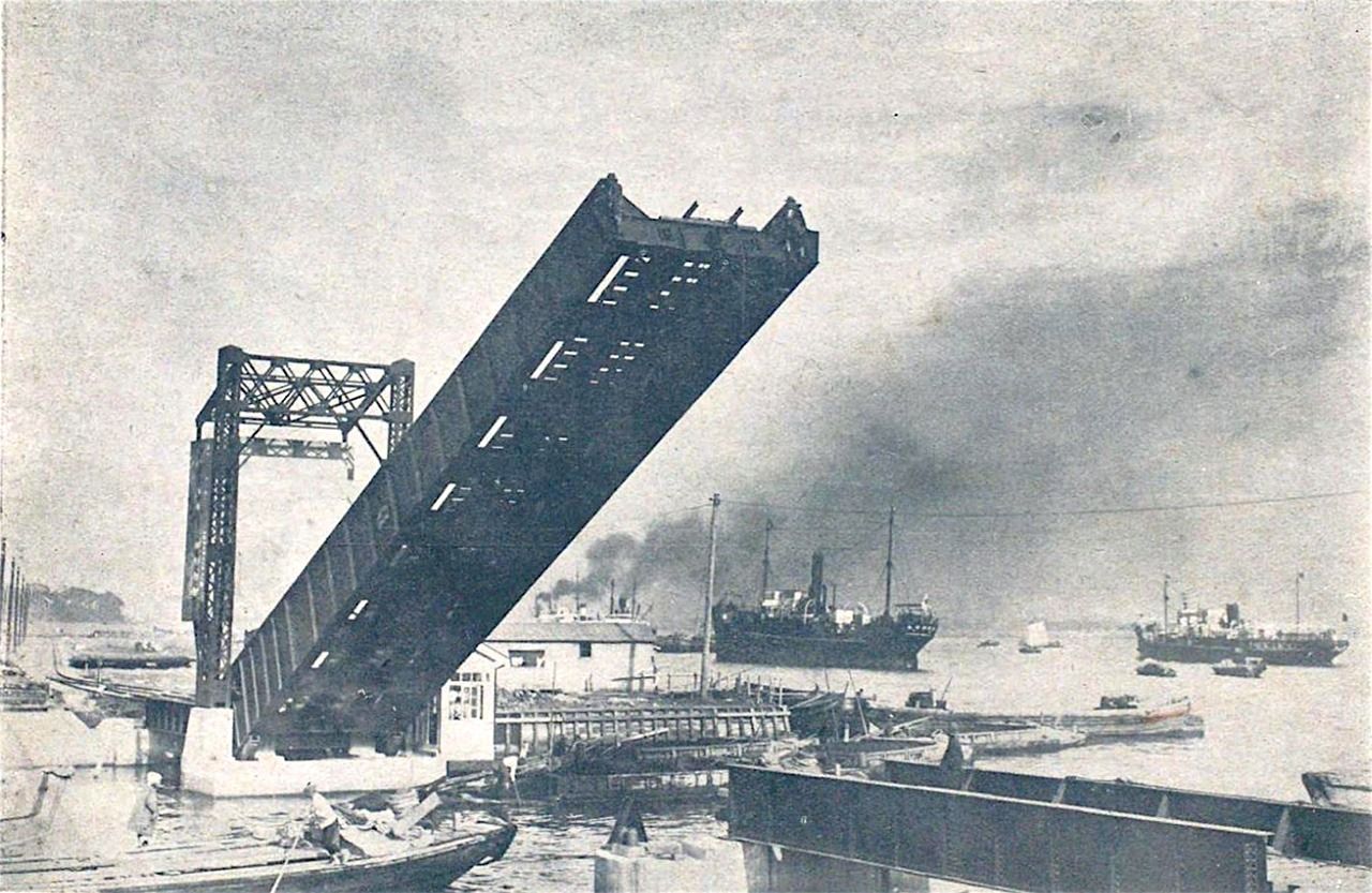 В начале периода Сёва (1926-1989) около станций Хамамацутё и Тамати строились причалы, и под разводными мостами ходили корабли («Фотографии Большого Токио», Национальная парламентская библиотека)