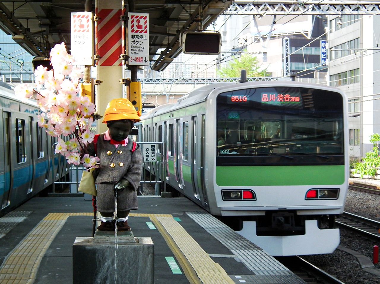 Некоторые поклонники приходят, чтобы сфотографировать смену костюмов статуэтки 26-го числа каждого месяца (PIXTA)