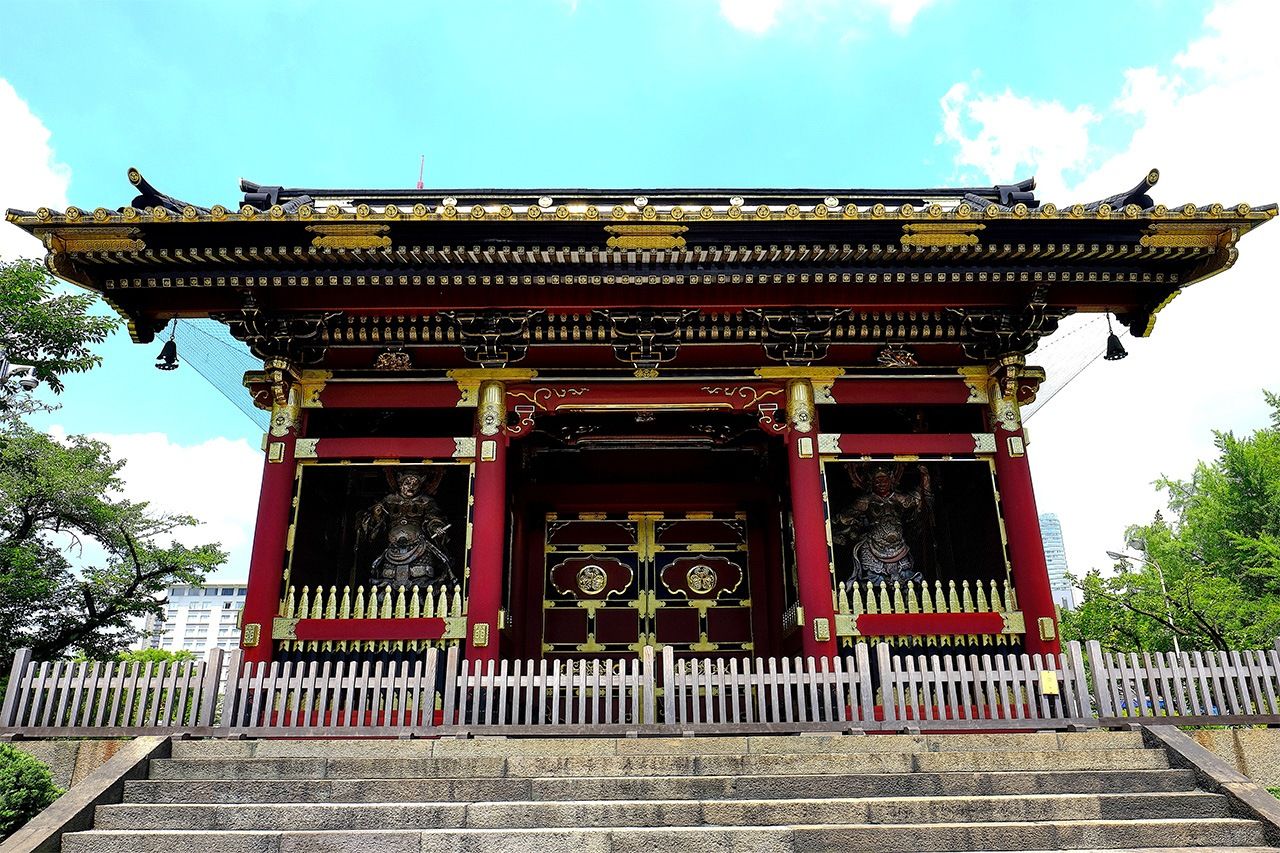 Вотора Нитэммон гробницы Юсёин можно увидеть с улицы Хибия (PIXTA)