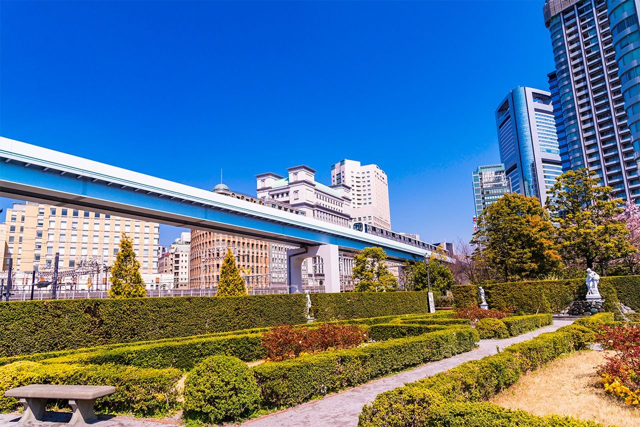 Итальянский парк, окружённый небоскрёбами, и поезд линии Юрикамомэ (PIXTA)