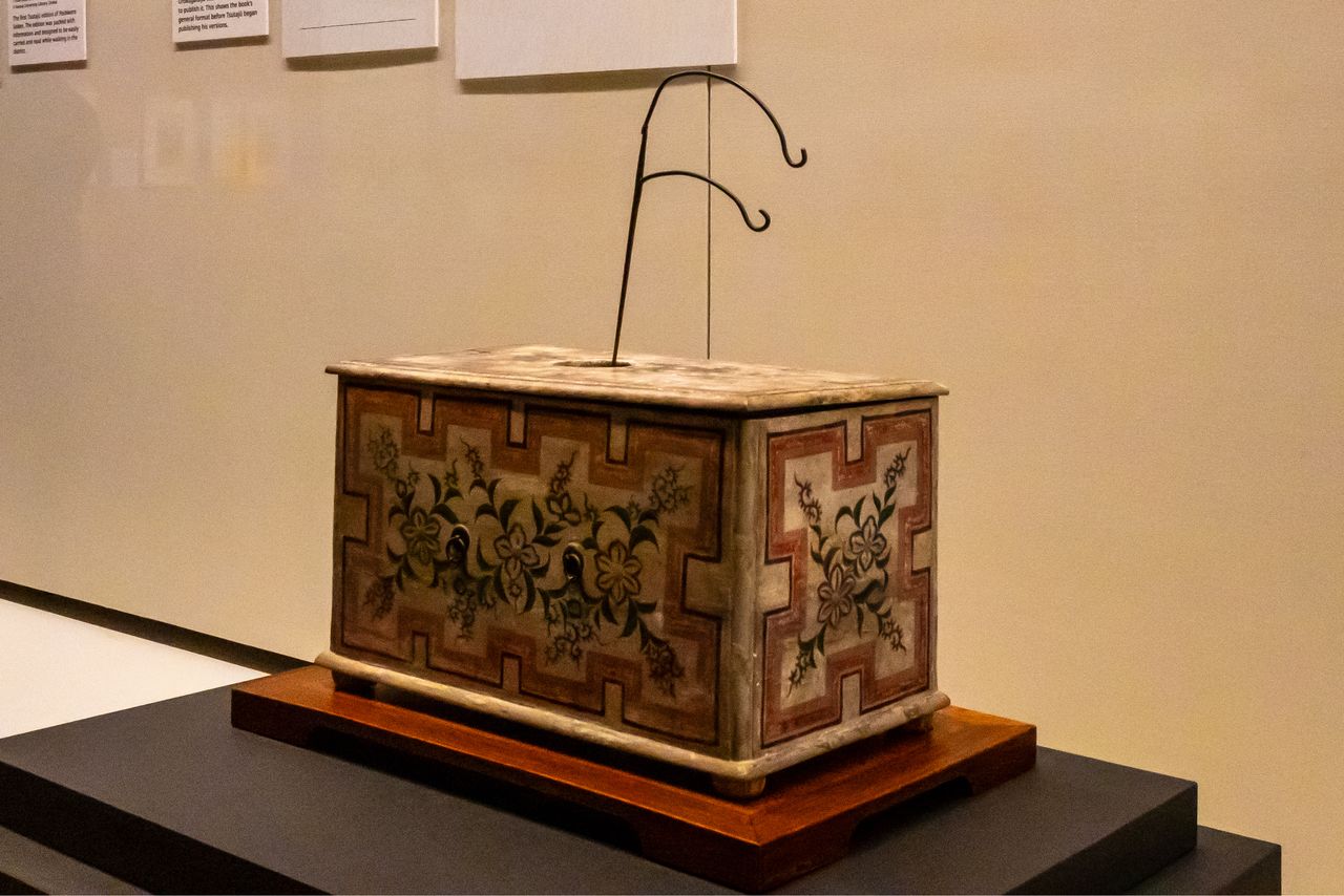 Первый японский электрогенератор «Эрэкитэру», важное культурное достояние (предоставлено Музеем почты в Токио). Изобретатель Хирага Гэннай, представивший его японцам, был также популярным писателем и по просьбе Цутая Дзюдзабуро написал предисловие к «Обзору Ёсивары»