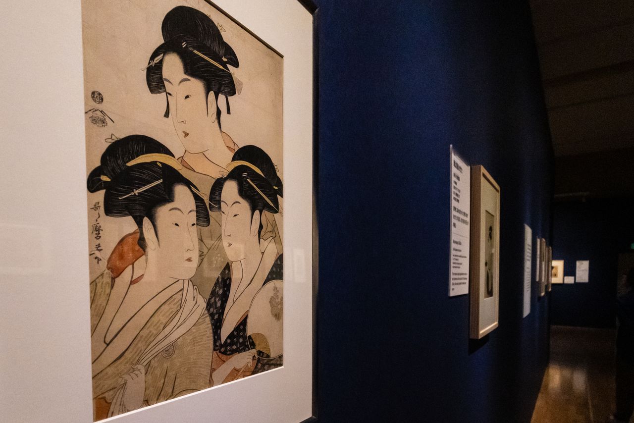 На выставке будет представлено более 40 гравюр с «изображениями красавиц», в том числе «Три знаменитые красавицы» (принадлежит Фонду Хираки укиё-э, Токио)