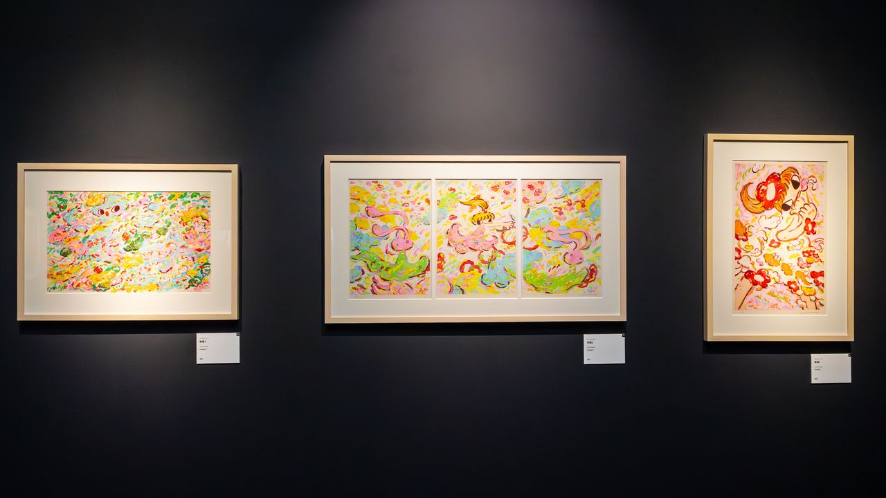 Роккаку Аяко вместо кисти использует кончики пальцев