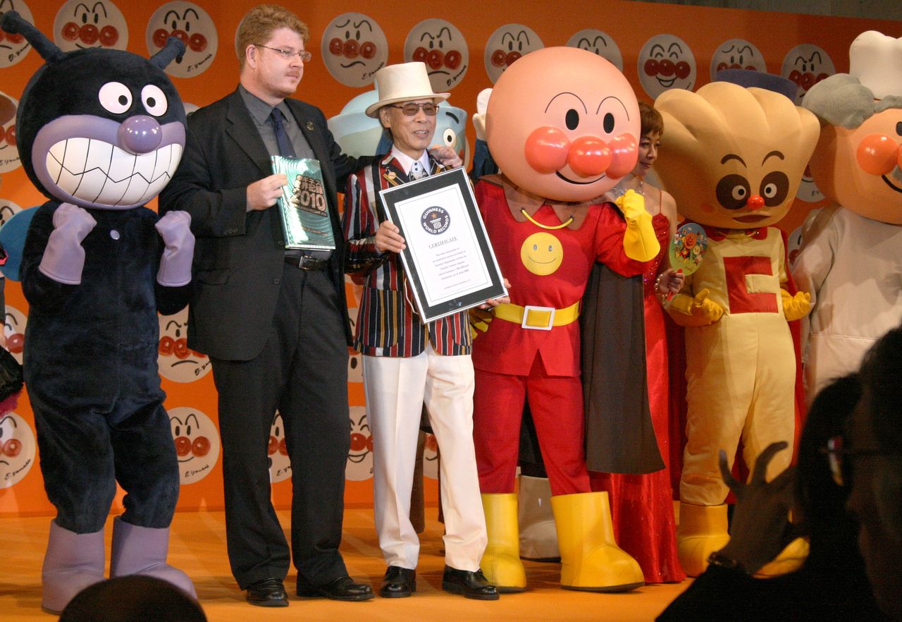 Июль 2009 года: 90-летний Янасэ Такаси (в центре) на церемонии в Токио по случаю внесения сериала «Анпанман» в Книгу рекордов Гиннесса как анимационной франшизы с наибольшим числом персонажей – свыше 1760 (© Jiji)