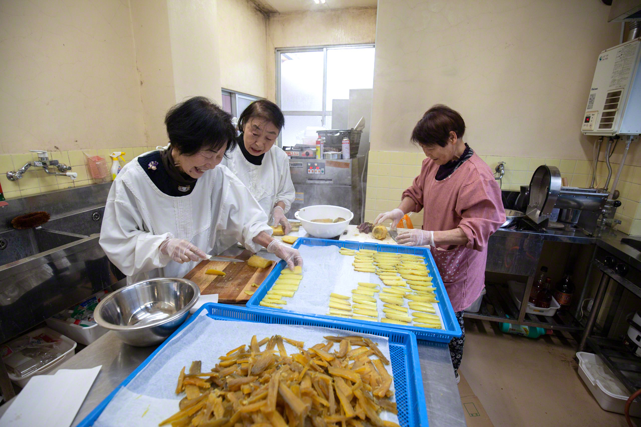 Слева направо: Найто Мияко (89), Утияма Кэйко (83) и Кунитакэ Токиэ (78) общаются за работой