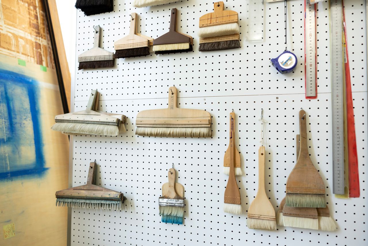 Такасуги изобретает и собственные инструменты – например, кисть слева внизу обрезана так, чтобы рисовать полосы