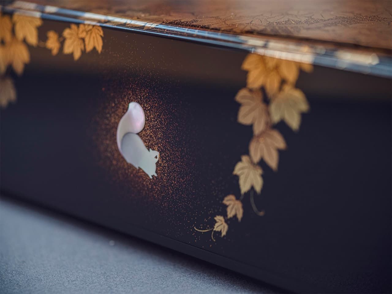 Перламутровая инкрустация в технике радэн (© Мори Масатоси)