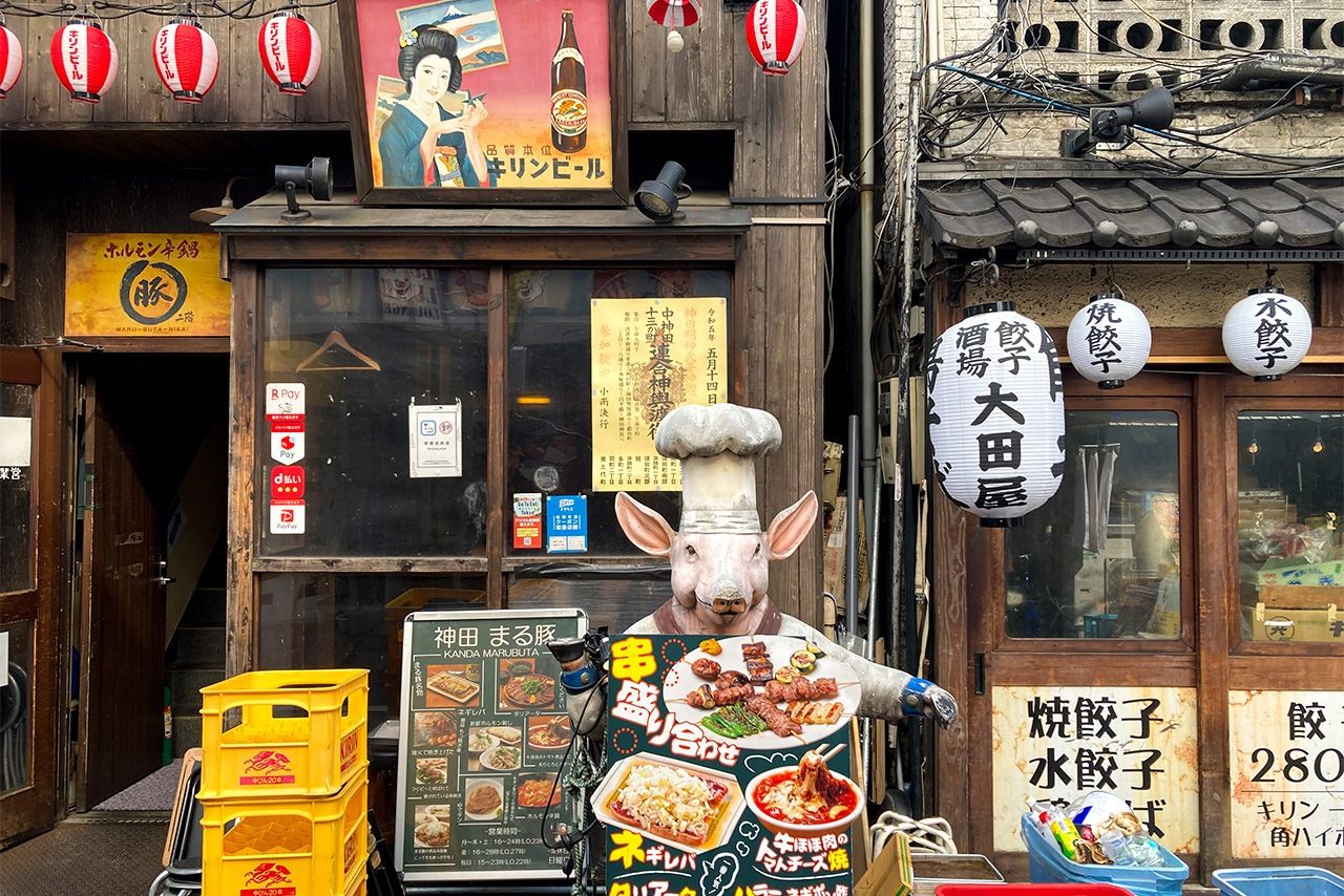 Торговая улица у западного выхода станции Канда представляет собой привычный набор закусочных, пабов и всевозможных заведений (© Джанни Симоне)