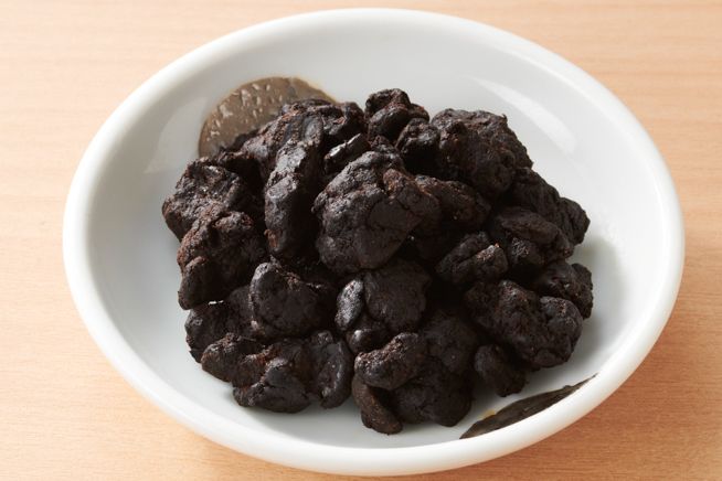 Тэра-натто, «монастырское натто» из Киото, разновидность сиокара-натто (фото из «Иллюстрированного руководства по традиционной японской кухне» Министерства сельского, лесного и рыбного хозяйства)