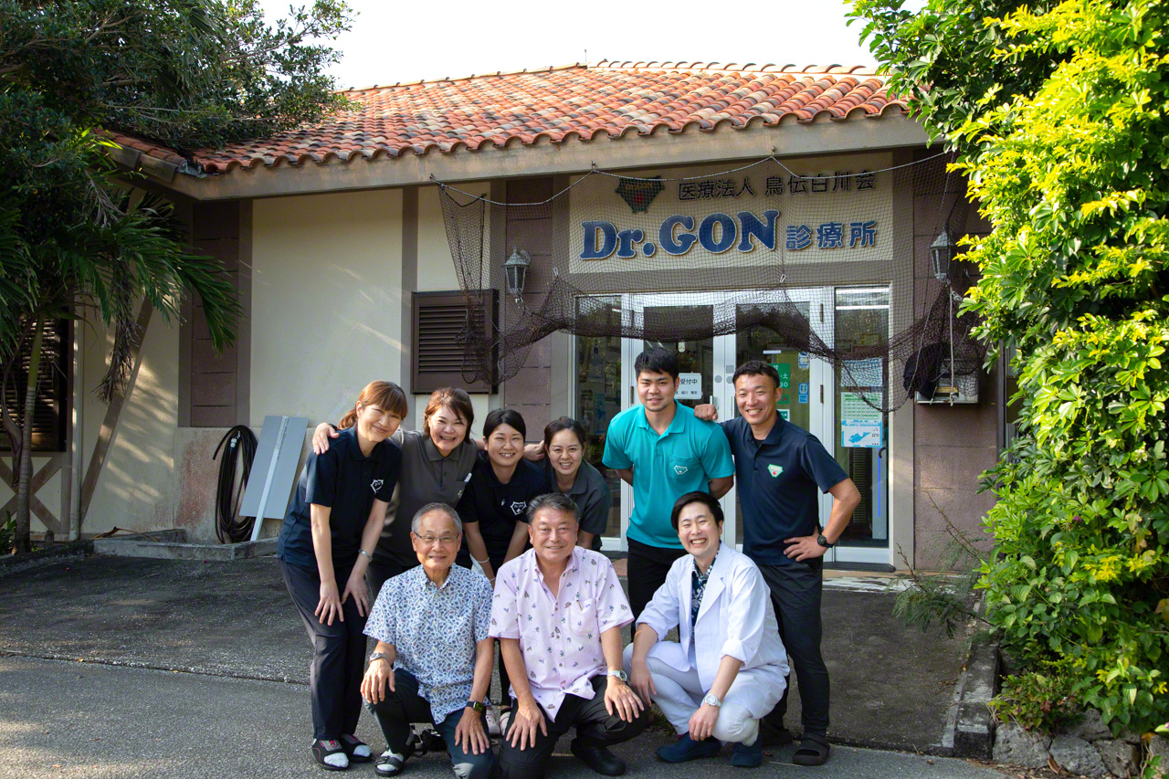 В &laquo;Клинике доктора Гона&raquo; с красной черепичной крышей, характерной для Окинавы, работают три врача и ещё восемь сотрудников (&copy;&nbsp;Ониси Наруаки)