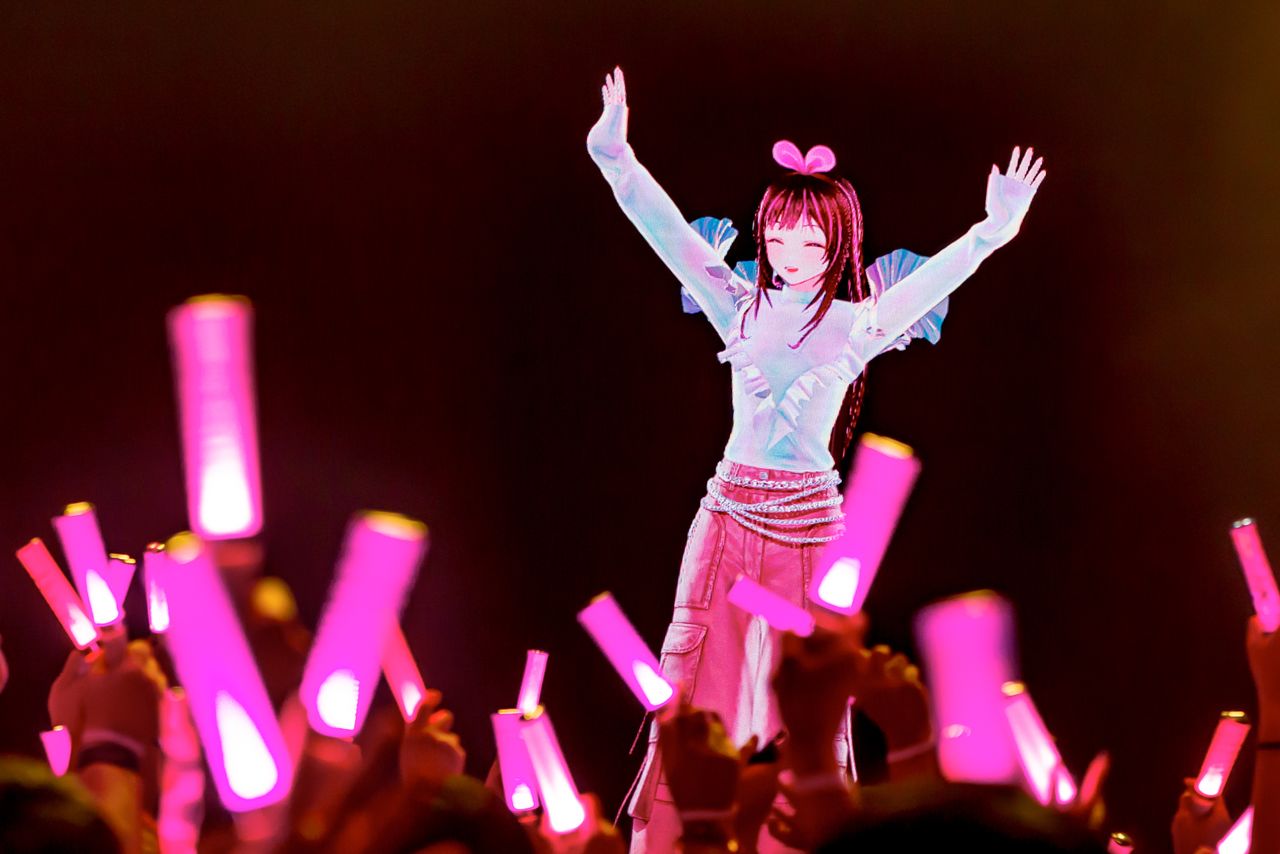 Концерт-возвращение Kizuna AI в Синдзюку, Токио. Благодаря новейшим технологиям её образ на сцене выглядит как живой трехмерный персонаж (предоставлено KizunaAI/PR Times)al character onstage. (Courtesy KizunaAI/PR Times)