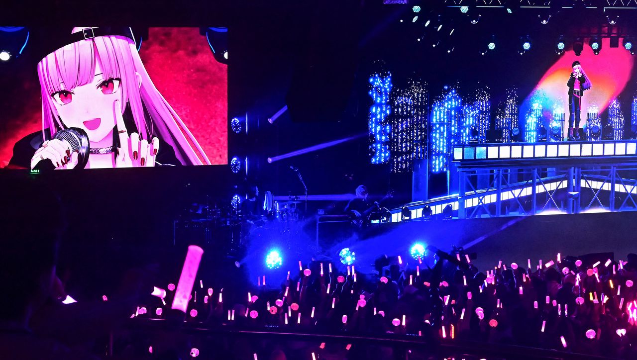 Витубер Мори Каллиопа (Mori Calliope) выступает в Калифорнии в феврале 2025 года. Концерты витуберов теперь проходят по всему миру (© AFP/Jiji)