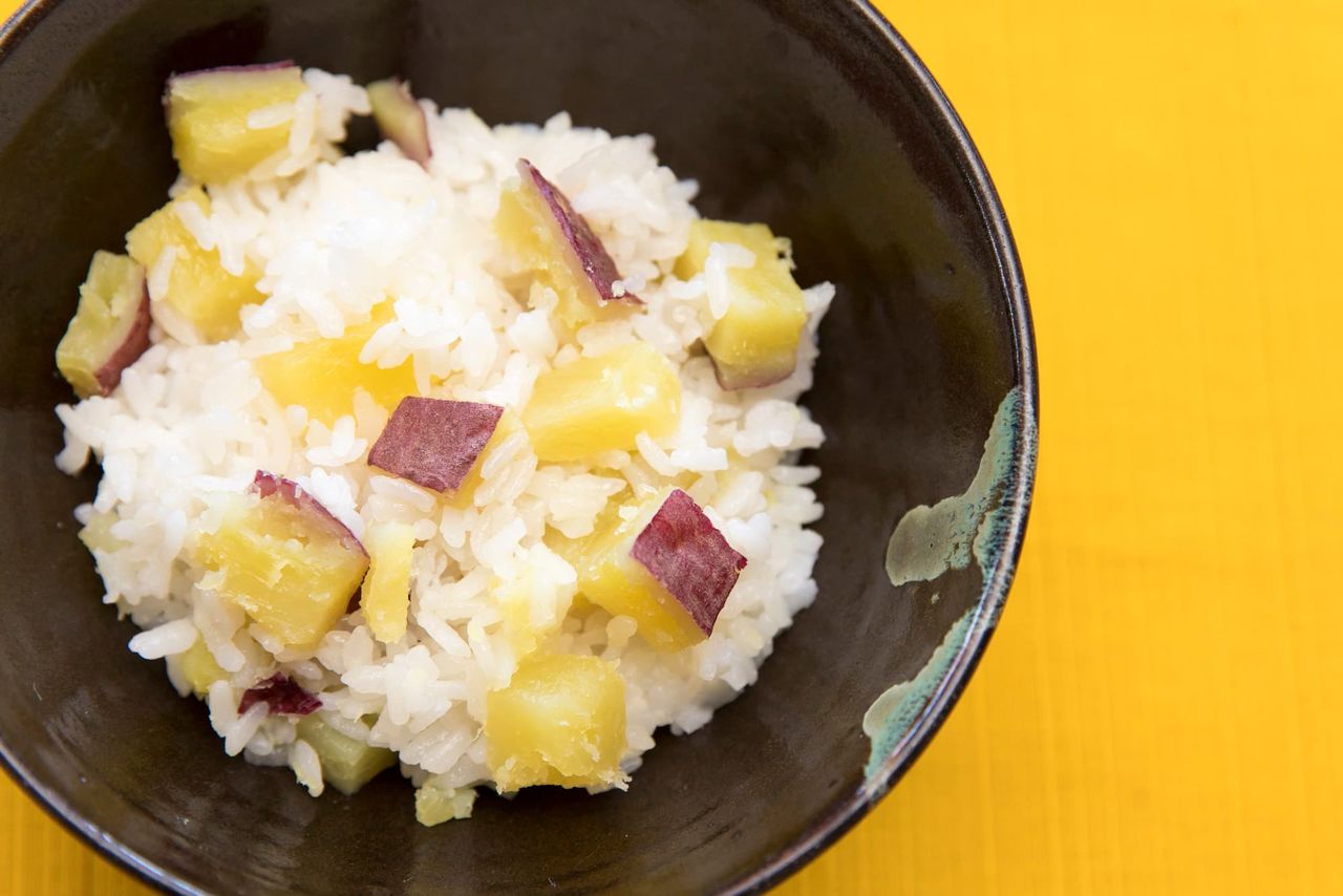 Караимо гохан, «рис с китайским картофелем» из префектуры Кагосима (предоставлено программой «Наша местная кухня» Министерства сельского хозяйства, лесного хозяйства и рыболовства)